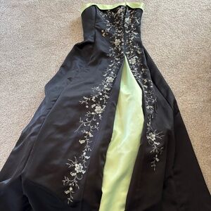 Prom Dress Morgan &Co. Black with green insert strapless full length size 7/8